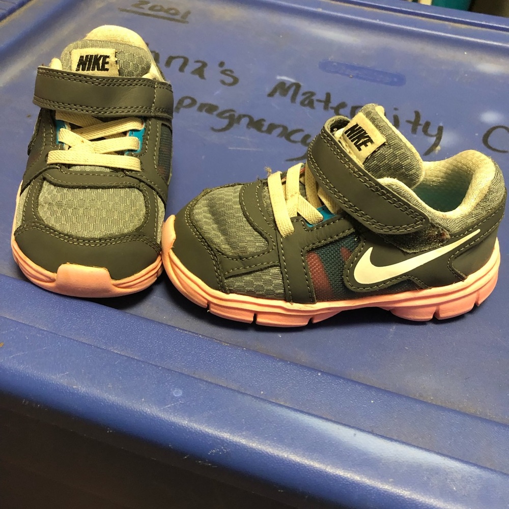 Sz 7c toddler girls Nike shoes